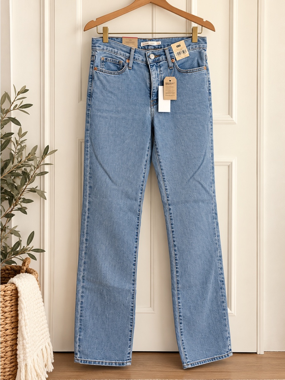 Levi’s 314 Shaping Straight Jeans Light Wash Size 29 x 32 NWT